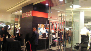 Брaян Адамс засне кампания за Guess