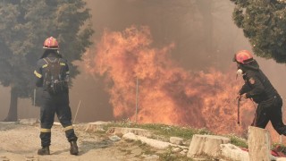Голям пожар наложи евакуация на село в Гърция