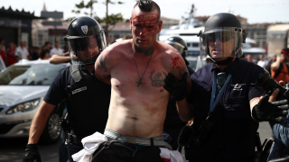 Най-малко 44 ранени при сблъсъците между фенове на Англия и Русия във Франция