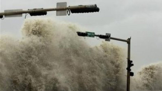 Ураганът Айк достигна Тексас с голяма приливна вълна
