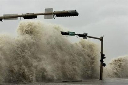 Ураганът Айк достигна Тексас с голяма приливна вълна