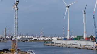 Корабоплаването в района на белгийското пристанище Антверпен е било спряно