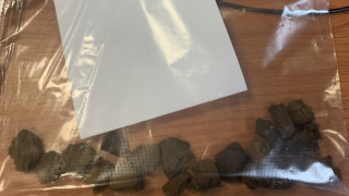 Мъж без гражданство но притежаващ документ за пътуване на бежанец