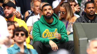 Дрейк целуна 17-годишно момиче и всички са му ядосани