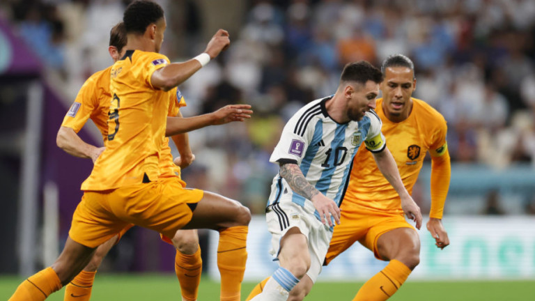 Селекционерът на аржентинския национален отбор по футбол Лионел Скалони приветства