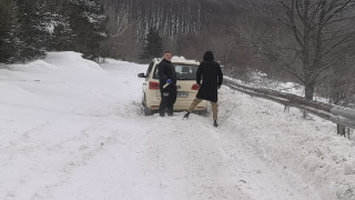 Поради екстремно ниските температури и продължаващ снеговалеж в областите с