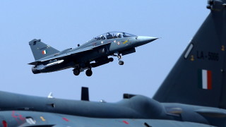 Индийски самолети удариха кашмирски бойци на пакистанска територия