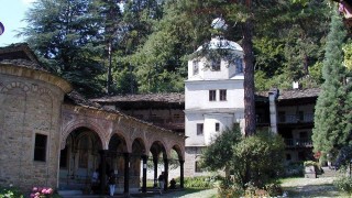 Обновяват пет манастира с евросредства съобщиха от МРРБ Това са