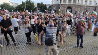 Поредна 13 та вечер на протести срещу властта в София Хората
