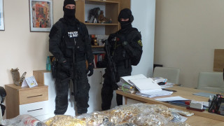 Приблизително 14 килограма златни накити са иззети от специализиран магазин