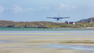 Летището на остров Бара в Хебридските острови на Шотландия е