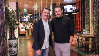 Гръцкият певец Никос Вертис бе забелязан да вечеря в един