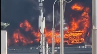 Голям пожар избухна в центъра на Москва съобщава Москоу таймс Огънят
