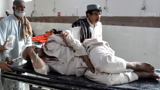 Най малко седем души включително петима ученици загинаха а 23 бяха