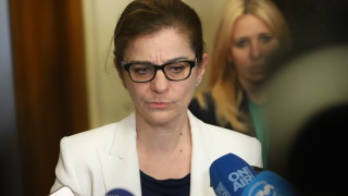 Министърът на външните работи Теодора Генчовска не е подписала решението