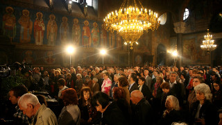 Православният свят посрещна Възкресение Христово и Благодатният огън отново озари