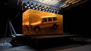 Как Mercedes вгради G-Class в гигантски кехлибарен блок