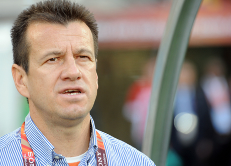 Дунга няма да сменя Бенитес, засега