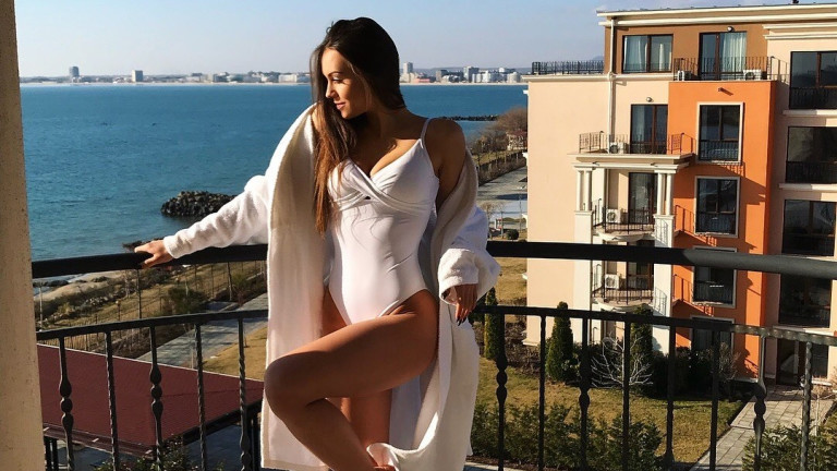 Мис България се забавлява по бански