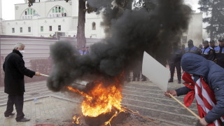 Хиляди протестиращи подкрепиха опозицията в Албания и обградиха парламента Те