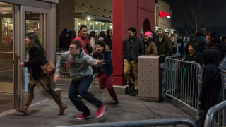 Oпашки и тълпи пред молове и търговски комплекси от нетърпеливи клиенти