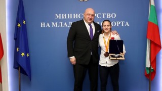 Министърът на младежта и спорта Красен Кралев връчи почетен плакет