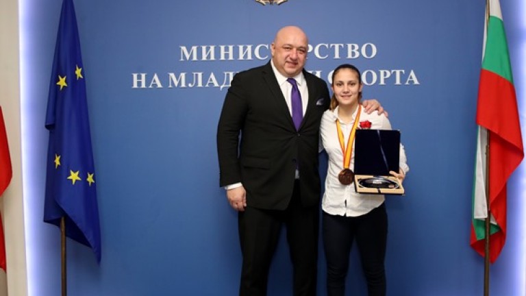 Министър Кралев връчи почетен плакет на бронзовата медалистка от Световното първенство по карате Ивет Горанова