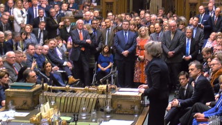 Минути след историческото поражение на предложената сделка за Брекзит премиерът