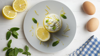 Лимоновият посет Lemon posset е изключително лесен британски десерт за