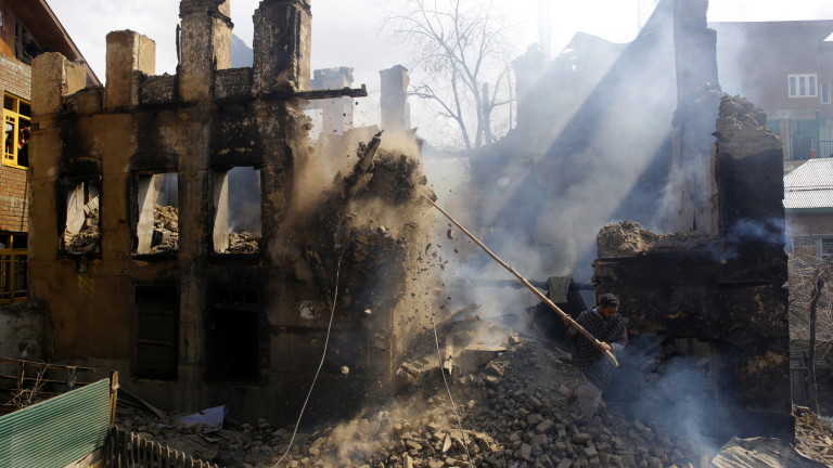 Индийски и пакистански войници обстрелваха военни постове и села в Кашмир