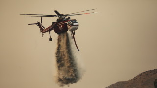 Пожарните екипи в Калифорния се борят с мащабен пожар който