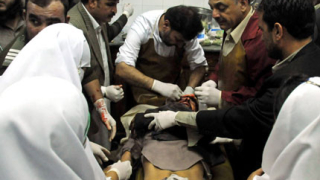 Бомба уби 31 души в Пешавар, десетки са  ранени 