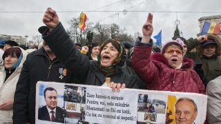 Демонстранти опитаха да влязат в сградата на МВР в Кишинев