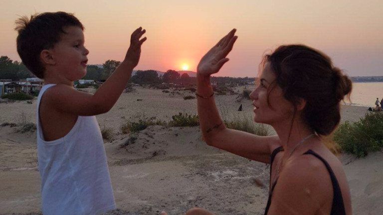 Диляна Попова на море със сина си