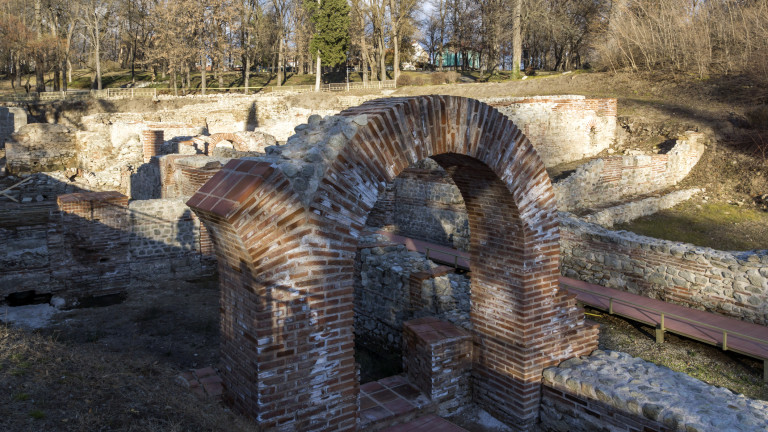 Археолози откриха антична римска плоча на 1900 години край Хисаря