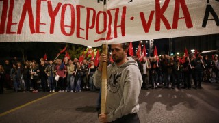 Хиляди хора излязоха по улиците на Атина в понеделник за