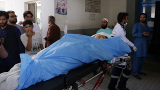 Камикадзе уби и рани десетки в Кабул, жени и деца сред жертвите