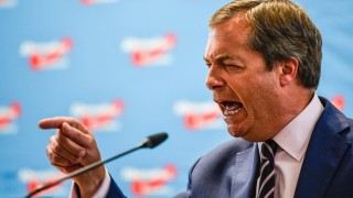 Британският евроскептик Найджъл Фараж заяви че премиерът Тереза Мей може