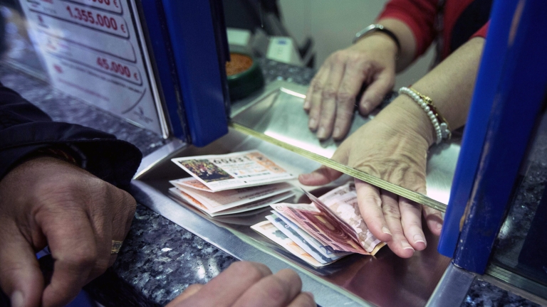 Бездомник удари $500 000 джакпот от лотарията в САЩ (ВИДЕО)