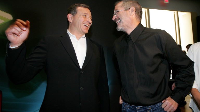  Боб Айгър на Disney (ляво) и Стив Джобс на Apple (дясно), 2006 година 