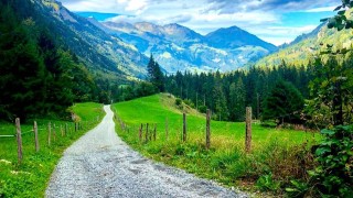 Швейцарското село, чиито жители живеят върху тонове експлозиви