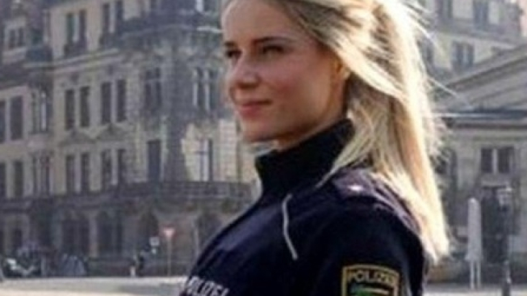 Полицайка стана хит с разголени снимки
