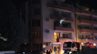 Част от апартаментите на опожарения блок в Благоевград са наводнени