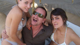 Боно си спретнал парти с 19-годишни тийнейджърки