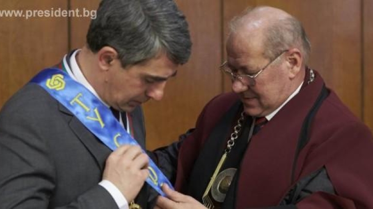 Президентът Плевнелиев е удостоен с почетния златен медал на ТУ
