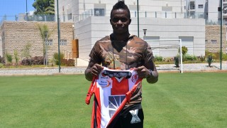 Гвинеецът Момо Янсане от Ислоч Минск и Дмитрий Игнатенко от