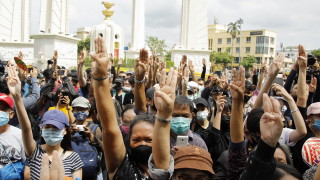 Стотици ученици протестираха в Банкок с искане за образователна реформа