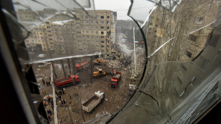 Две жертви и десетки ранени при руски въздушен удар по клиника в Днипро