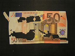 Отказ от общата валута ще струва до 11 хил. евро на човек