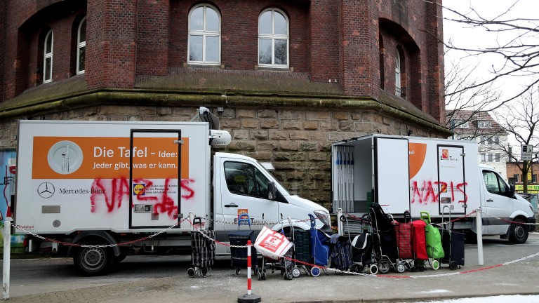 Хранителна банка не дава храна на чужденци в Германия, обявиха ги за "нацисти"